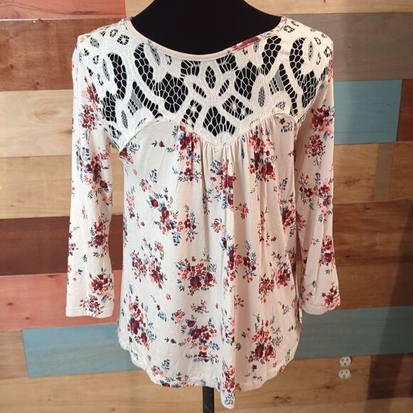 💜5/$25 SMALL super soft jolt floral long sleeve with lace - Picture 1 of 5